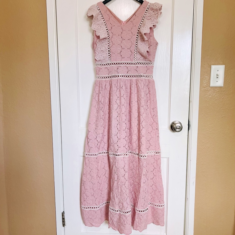 Sleeveless lace dress